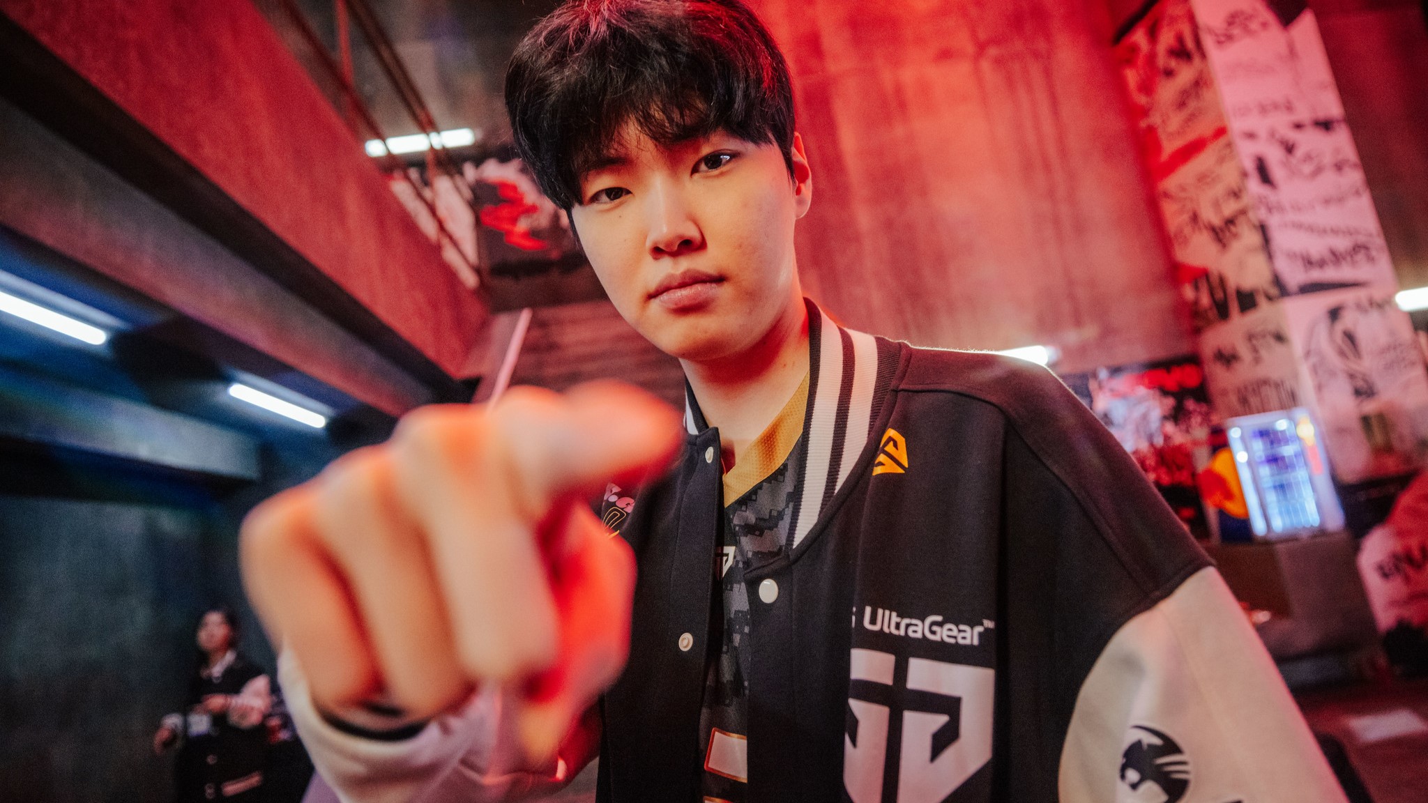 Gen.G's Chovy pointing at the camera at MSI 2023.