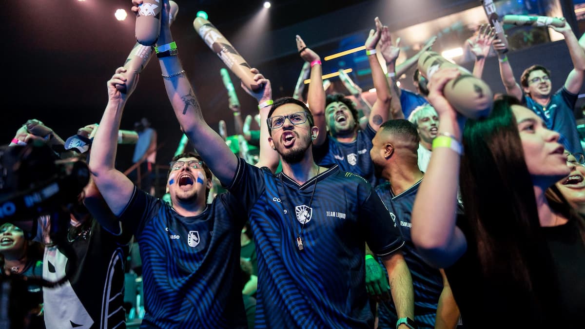 Liquid fans chanting for their team at the LTA Split one finals.