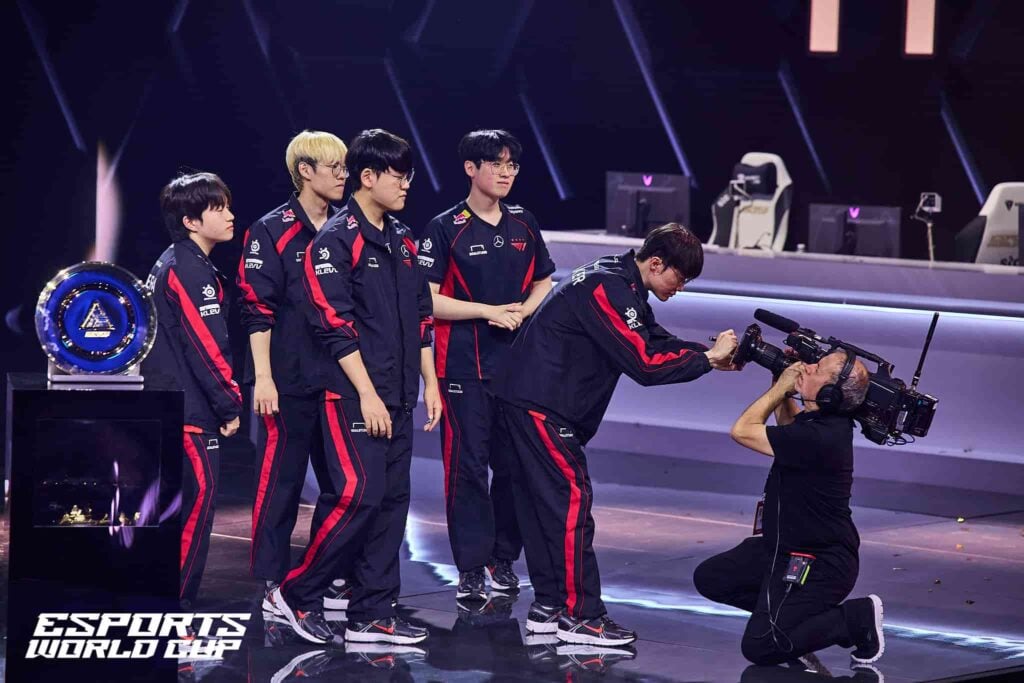 Picture showing League of Legends Esports World Cup 2024 T1 players signing the camera.