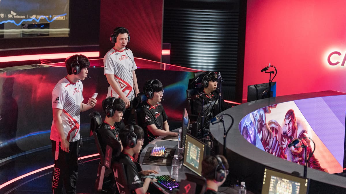 Picture showing cvMAX with the Griffin players in League of Legends Korea.