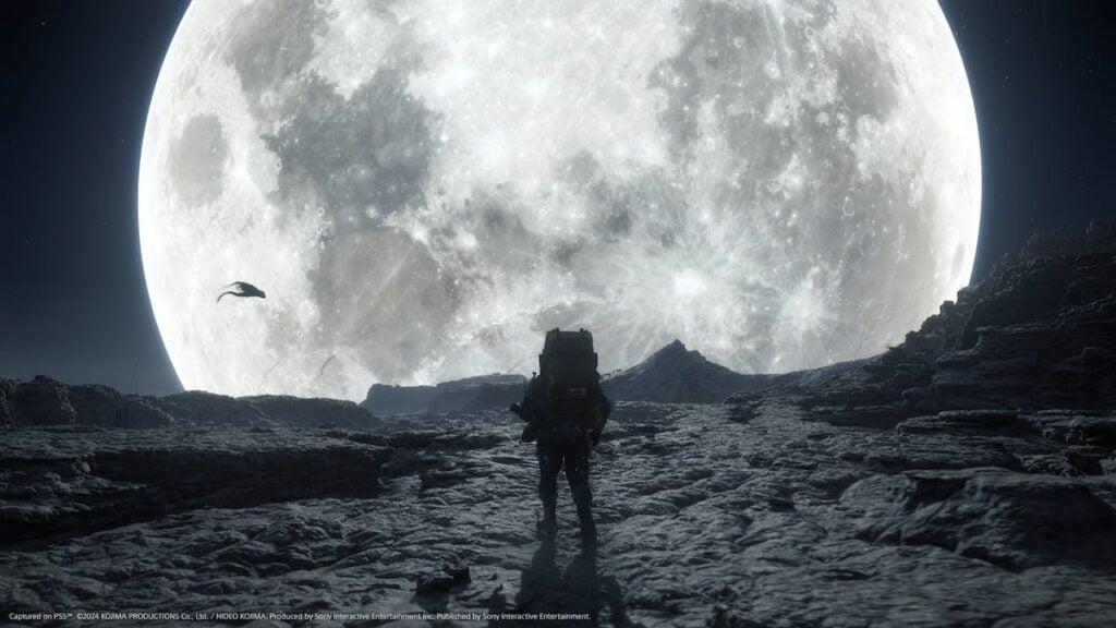 Imagen que muestra al protagonista parado frente a la luna con la carga a la espalda en Death Stranding 2.
