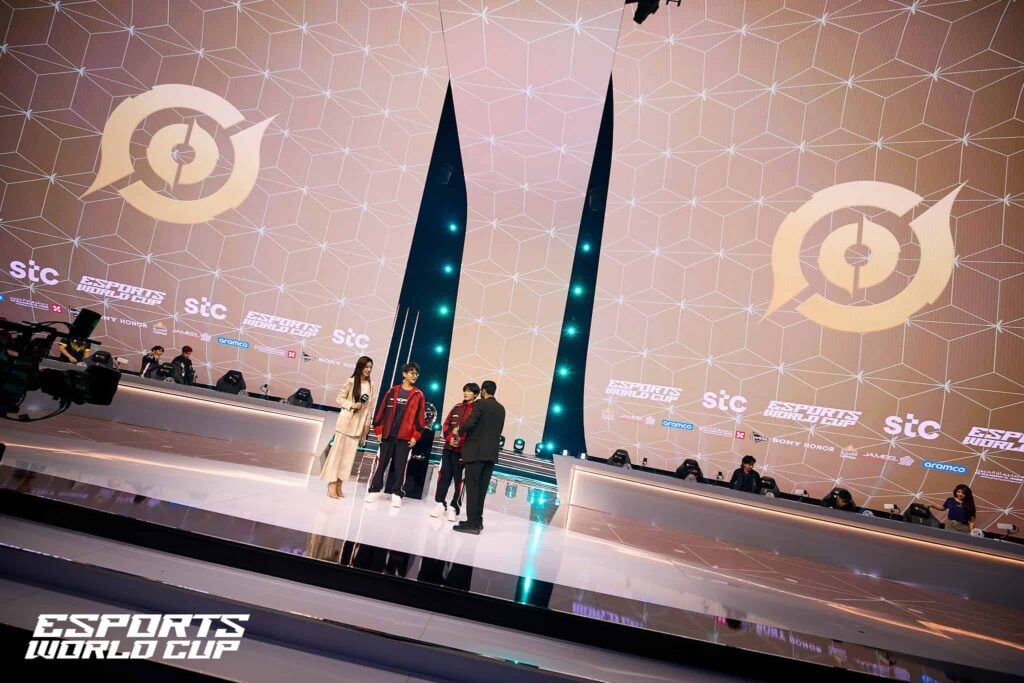 KPL Dream Team and hosts on the stage of the HoK Invitational Midseason x Esports World Cup 2024.