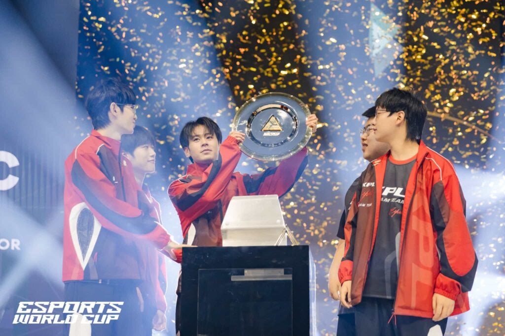 KPL Dream Team from China lifting the trophy at the HoK Invitational Midseason x Esports World Cup 2024.