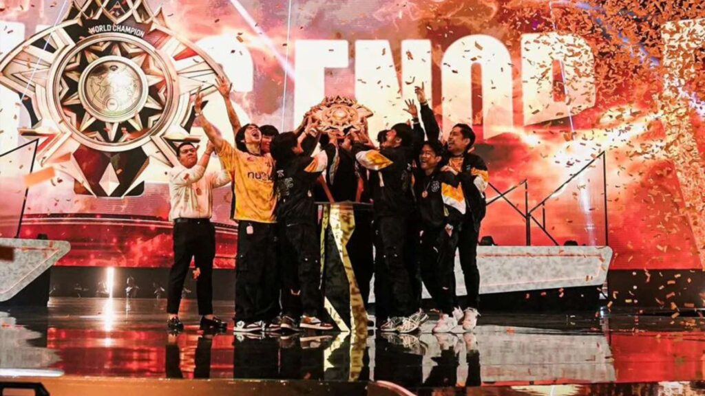 Fnatic ONIC PH celebrating their victory at MLBB M6 World Championship.