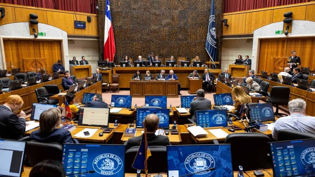 Assemble of Senate of Chile, showing officials with computers.