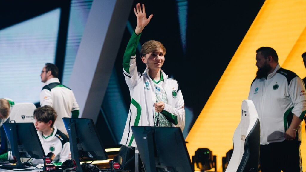 m0NESY waving at fans at the EWC 2025