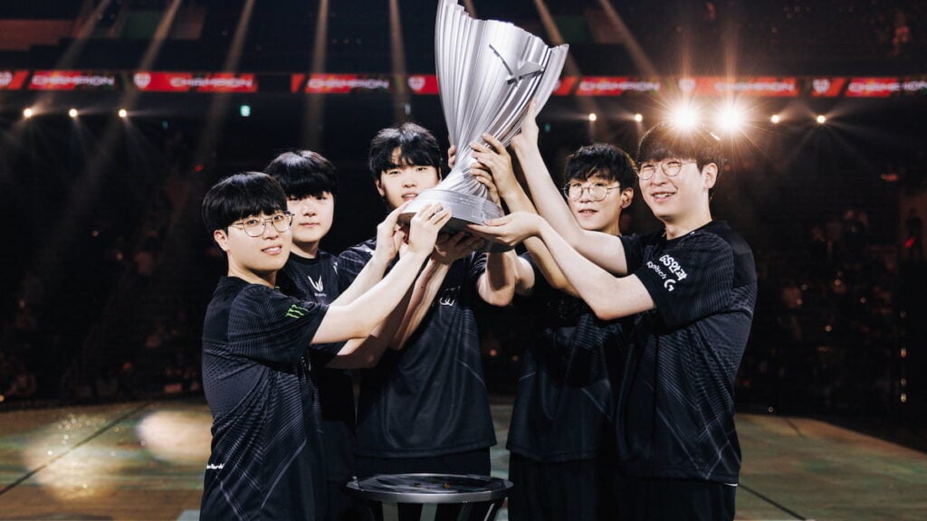 Gen.G team lift the LCK trophy after defeating HLE in the grand finals in 2025.