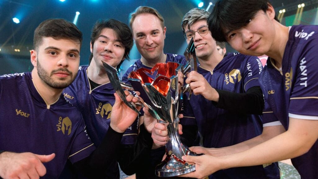 Picture showing Vivo Keyd lifting trophy after defeating Red Canids in LTA South Split 3.