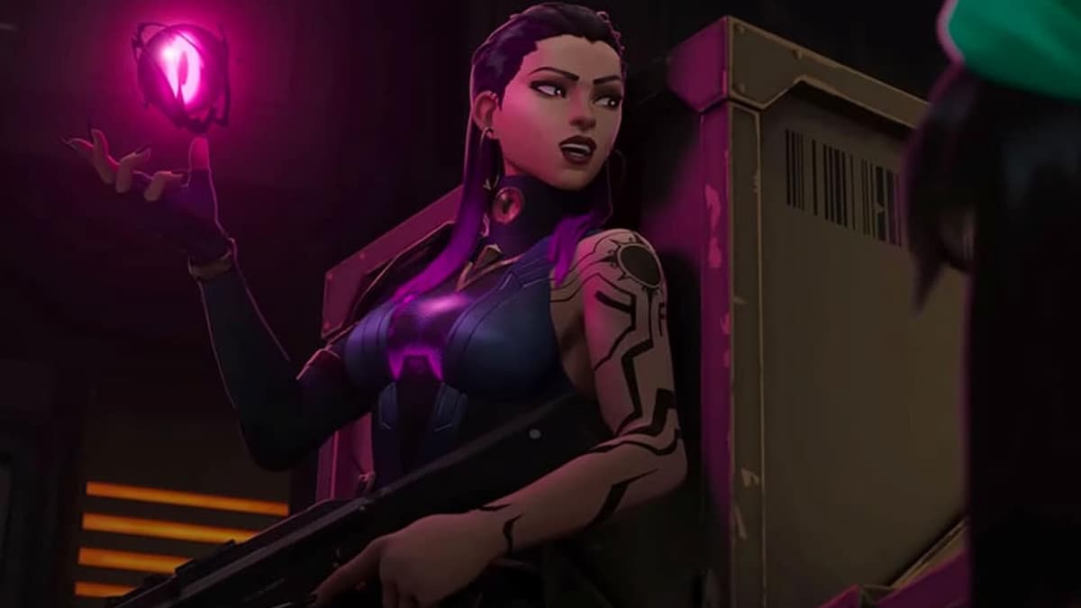 Reyna holding a Leer in VALORANT