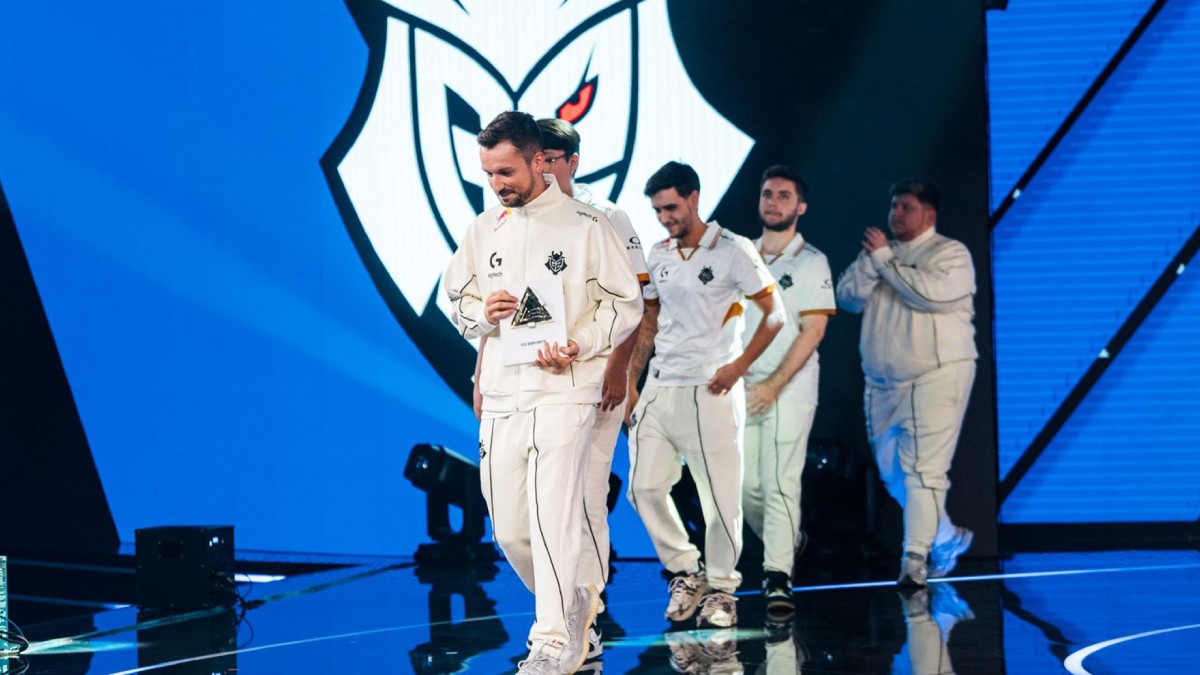 a photo of G2 huNter- walking with the team at EWC 2025