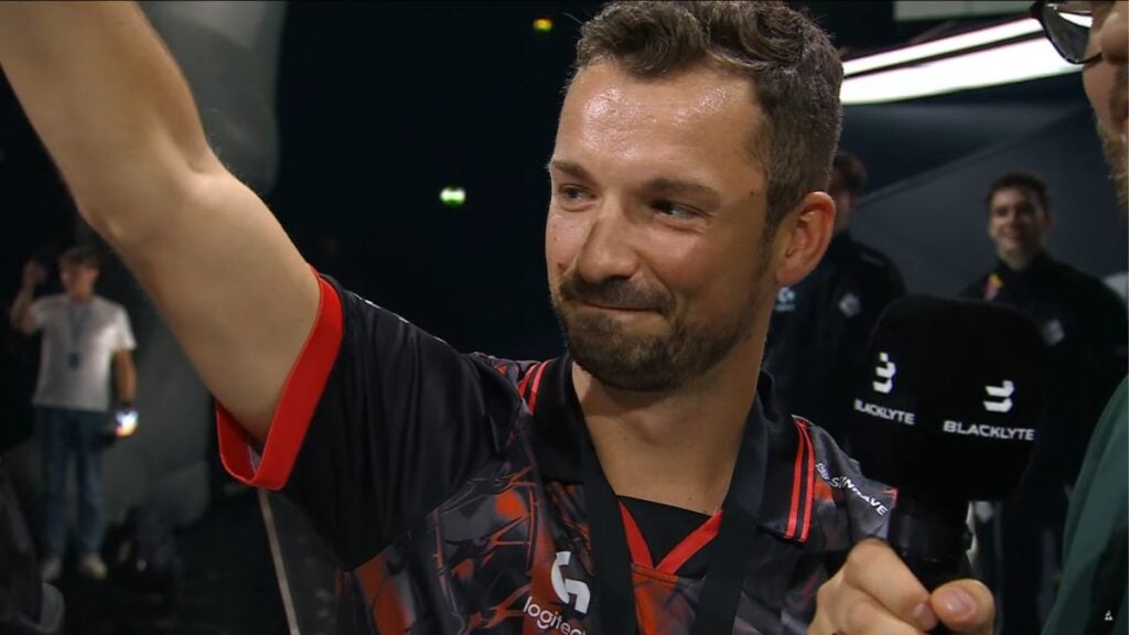 huNter- waving at fans after BLAST Open London win