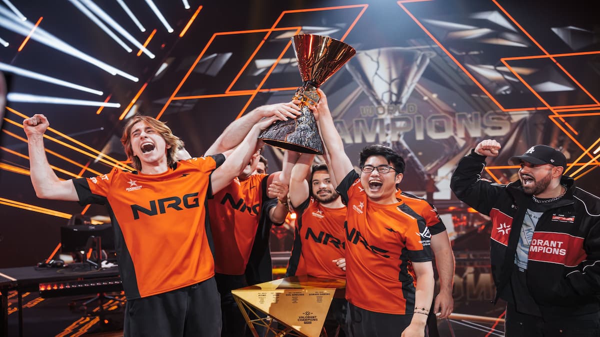NRG elevando el trofeo valorando a los campeones París el 5 de octubre