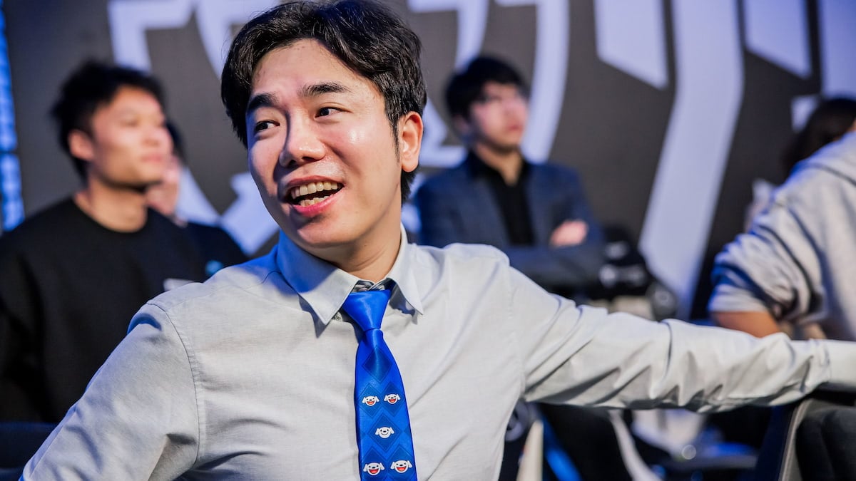 Entrenador Yoon "hombre" Sung-young de JD Gaming detrás del escenario en la fase eliminatoria del Campeonato Mundial de League of Legends 2023 el 4 de noviembre de 2023 en Busan, Corea del Sur.
