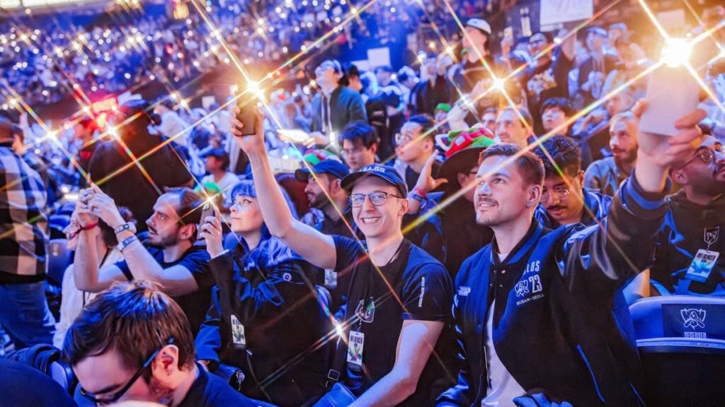 Los fanáticos del público muestran su apoyo a la final del Campeonato Mundial League of Legends 2024 el 2 de noviembre de 2024 en Londres.