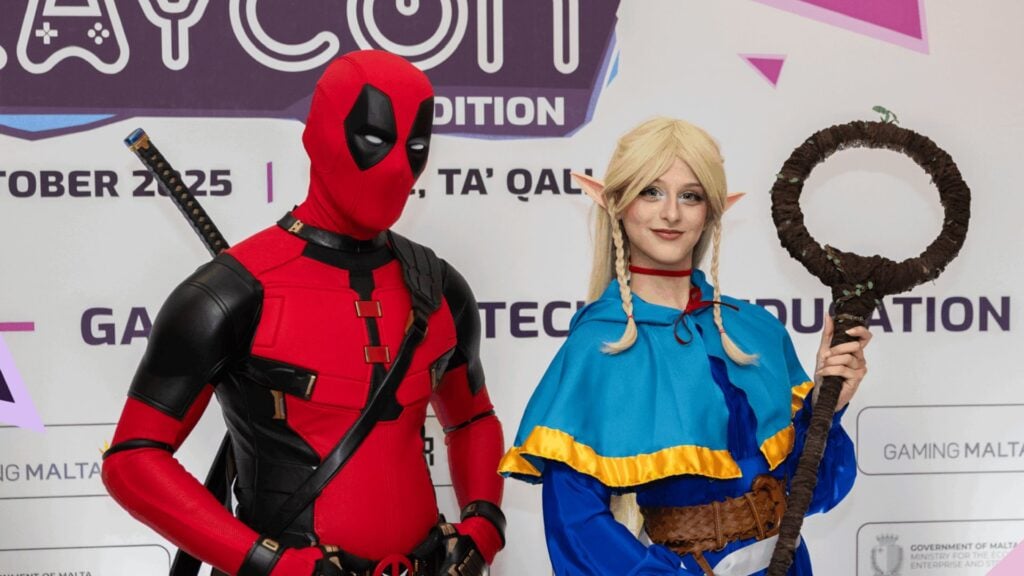 Dos cosplayers con trajes de Deadpool y elfo en Playcon 2025