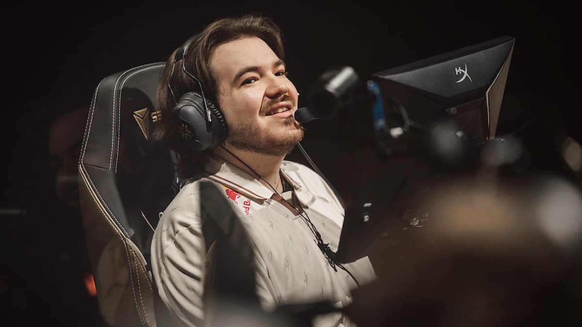 PARÍS, FRANCIA - JonahP de G2 Esports es visto en el escenario de la etapa 3 de los Playoffs de VALORANT Champions Paris en Les Arènes de Grand Paris Sud el 27 de septiembre de 2025 en París, Francia