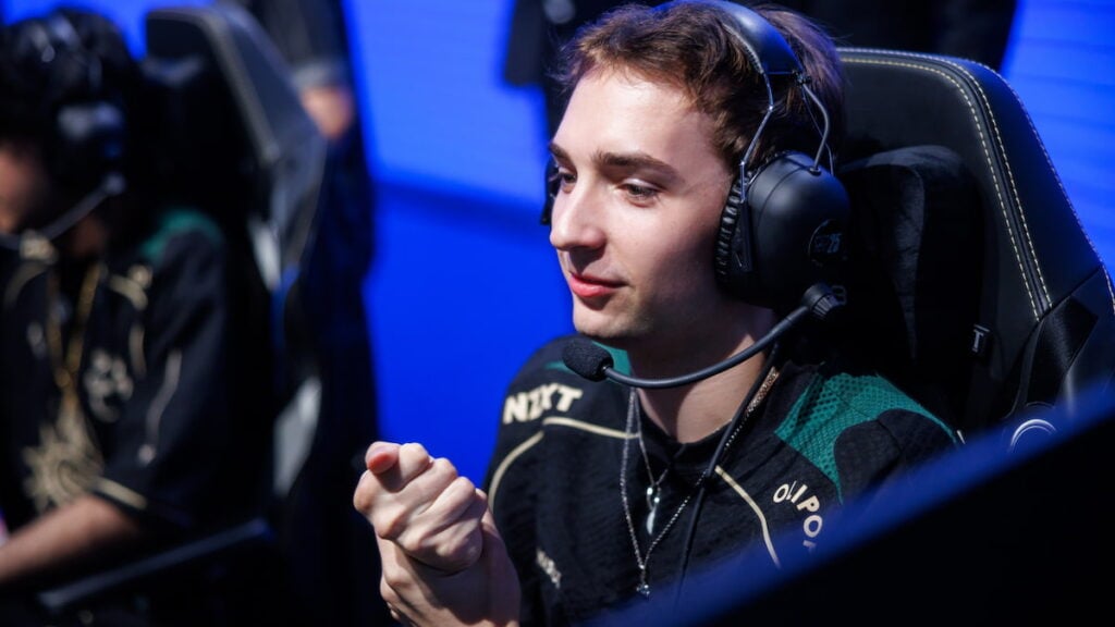 Busio de FlyQuest compite en el escenario suizo de League of Legends Worlds 2025 el 15 de octubre de 2025 en Beijing, China.