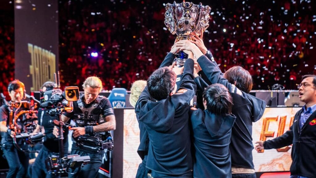 Victoria de FPX durante la final del Campeonato Mundial de League of Legends 2019 en AccorHotels Arena el 10 de noviembre de 2019 en París, Francia.