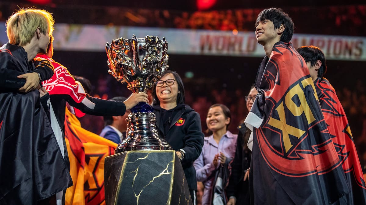 FPX durante las finales del Campeonato Mundial de League of Legends 2019 en el AccorHotels Arena el 10 de noviembre de 2019 en París, Francia.