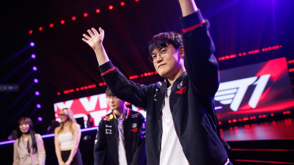 Gumayusi de T1 saluda a la multitud en el escenario durante el día 3 de la etapa de soporte del MSI 2025 en el Pacific Coliseum en Vancouver, Canadá, el 3 de julio de 2025.