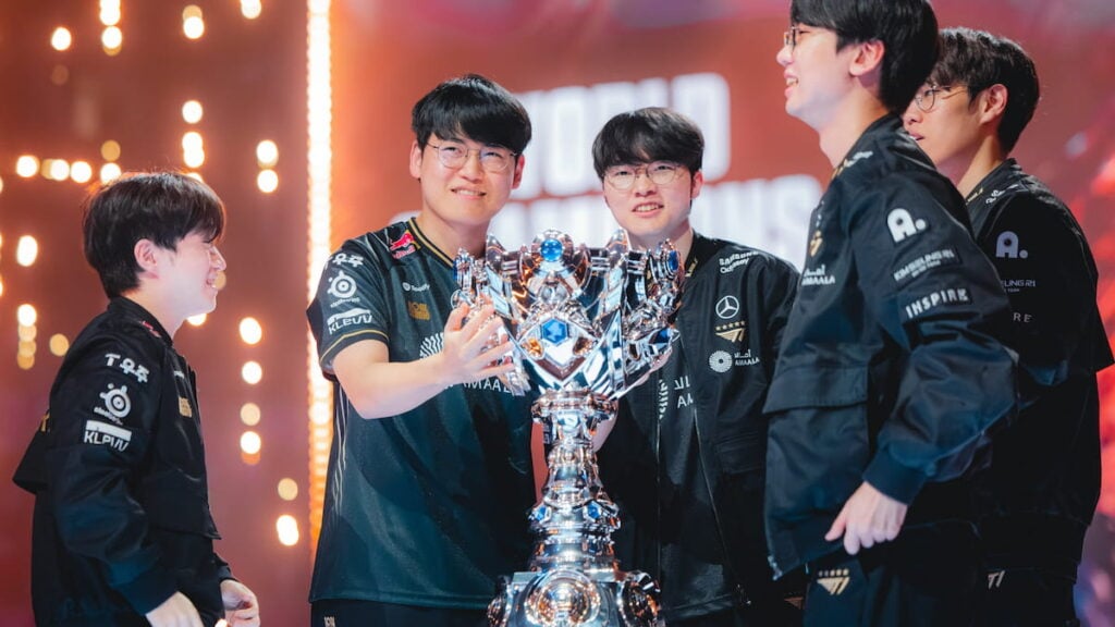 T1 levanta el trofeo en el escenario después de coronarse campeón en la final del Mundial 2025 de League of Legends el 8 de noviembre de 2025 en Chengdu, China.