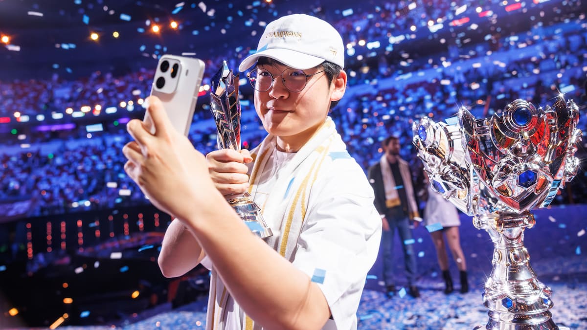 Gumayusi of T1 lifts the MVP trophy after being crowned champions at League of Legends Worlds 2025 Finals on November 08, 2025 in Chengdu, China.