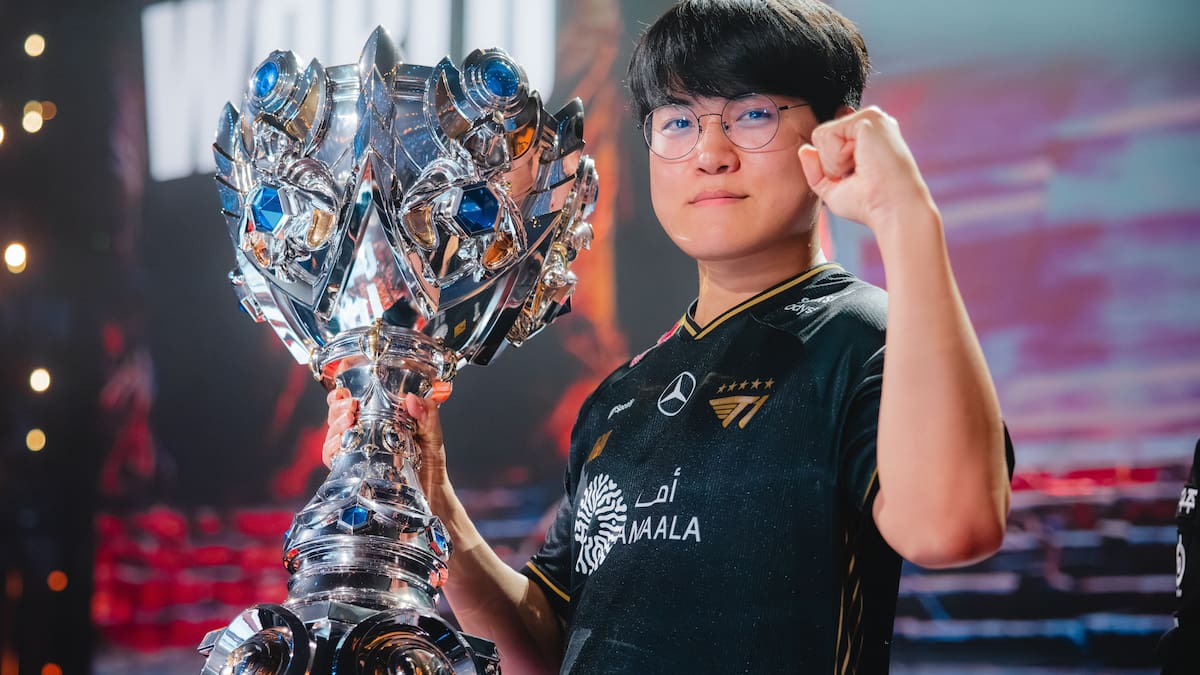 Gumayusi de T1 levanta el trofeo en el escenario después de coronarse campeón en la final del Mundial 2025 de League of Legends el 8 de noviembre de 2025 en Chengdu, China.
