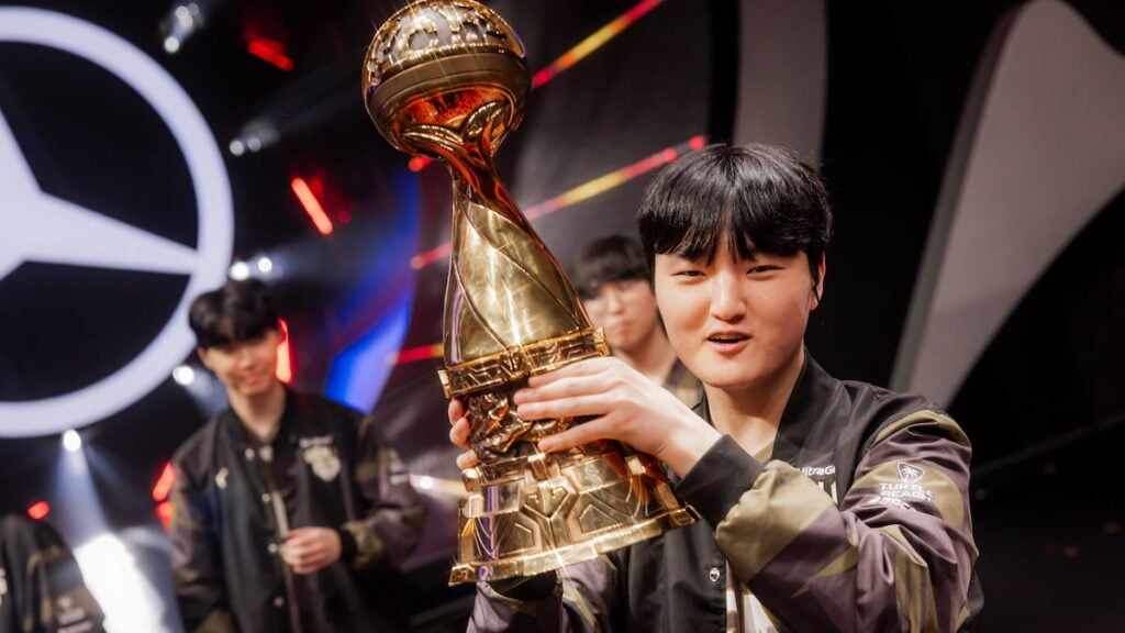 OMS "país" Su-hwan de Gen.G Esports es visto con el trofeo después de su victoria contra Bilibili Gaming durante las finales por invitación de mitad de temporada en el Chengdu Financial City Performing Arts Center en Chengdu, China, el 19 de mayo de 2024.