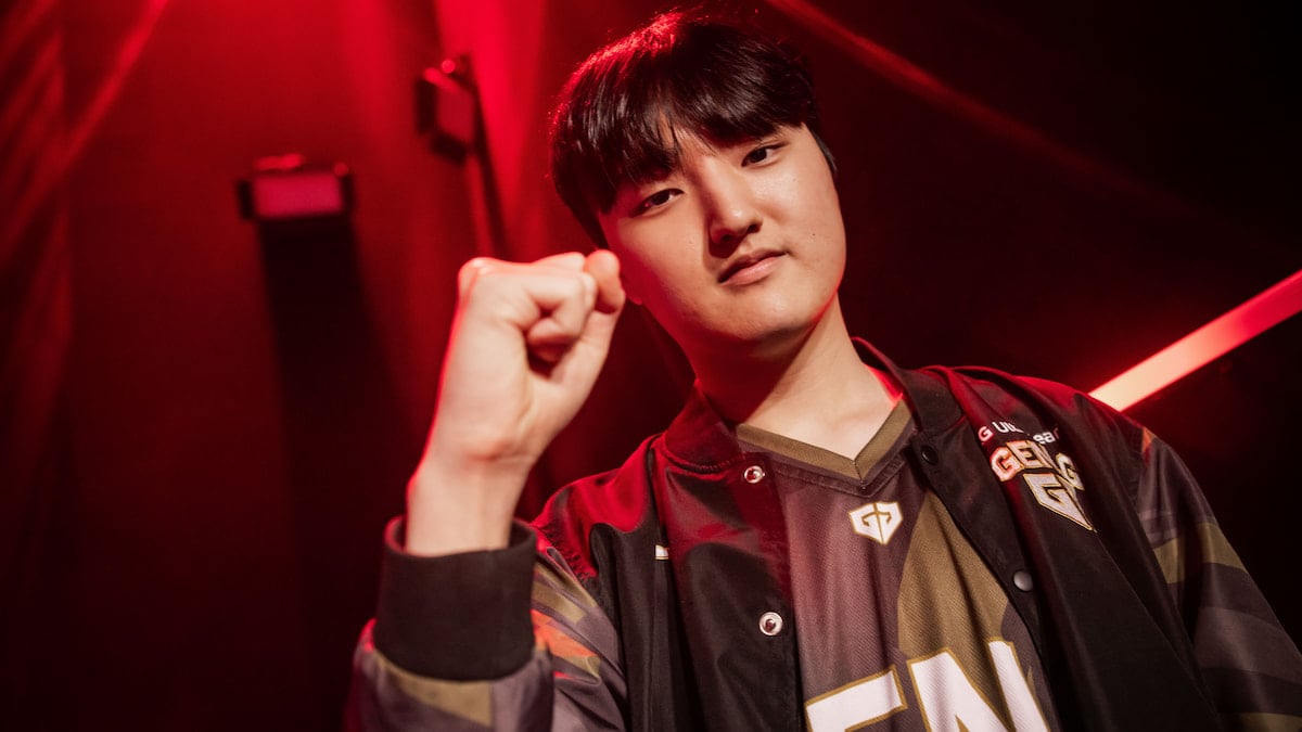 OMS "país" Su-hwan de Gen.G Esports se ve atrás durante las finales del Mid-Season Invitational en el Chengdu Financial City Performing Arts Center en Chengdu, China, el 19 de mayo de 2024.