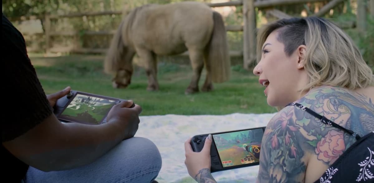 человек играет в Steam Deck в парке на скамейке крупным планом