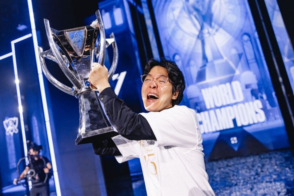 T1 kkOma lifts the League of Legends Worlds trophy after their victory in 2024.