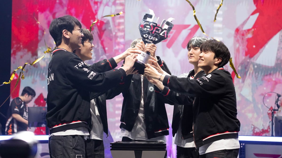 Picture showing T1 team lift the KeSPA trophy 2025.