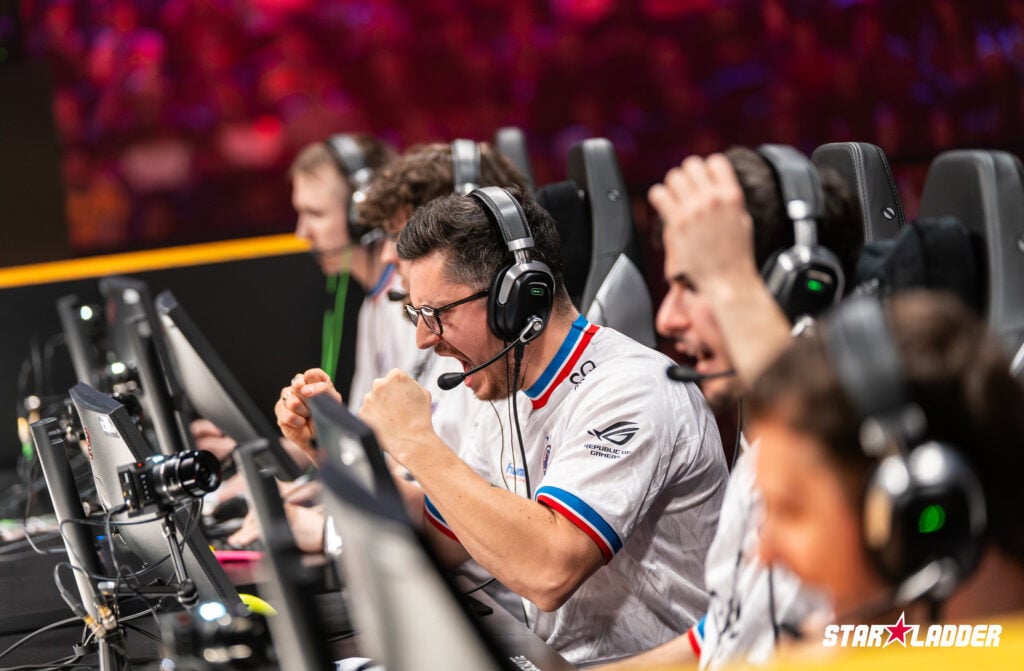 apEX chweers his team on for a dominant Dust2