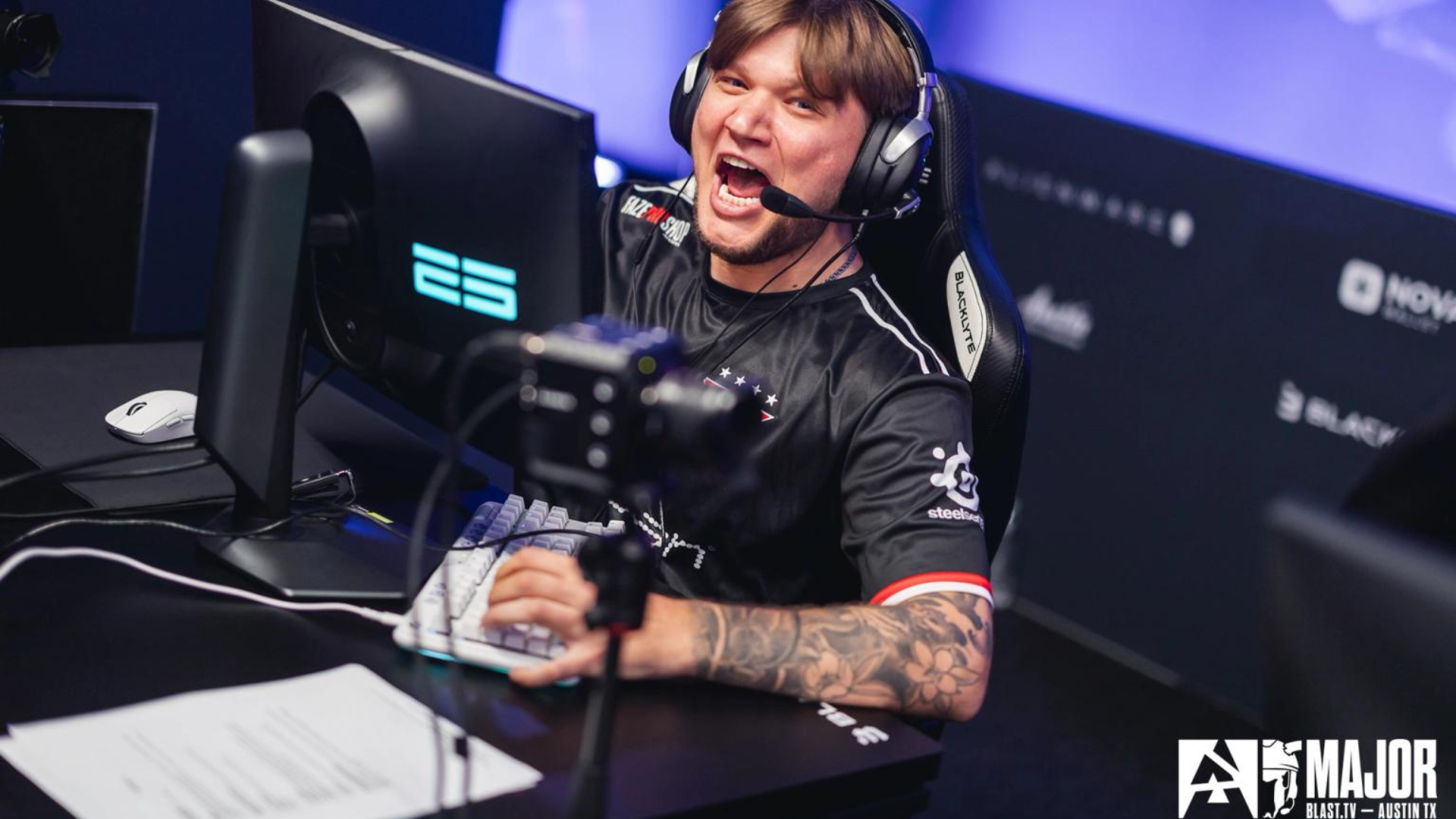 s1mple cheers after a round win for FaZe