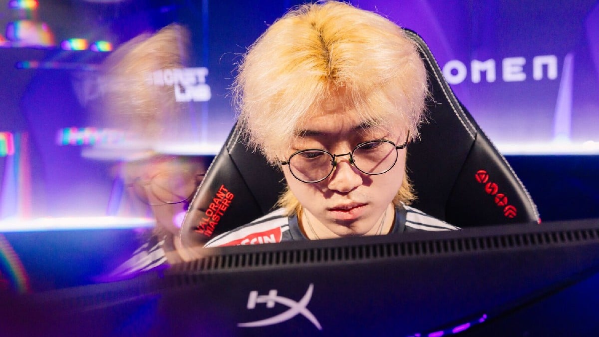 DRX Flashback playing on a HyperX monitor